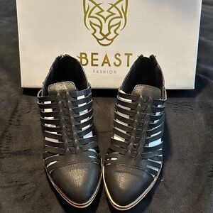 BEAST FASHION Black Strappy Pointed Toe Mules